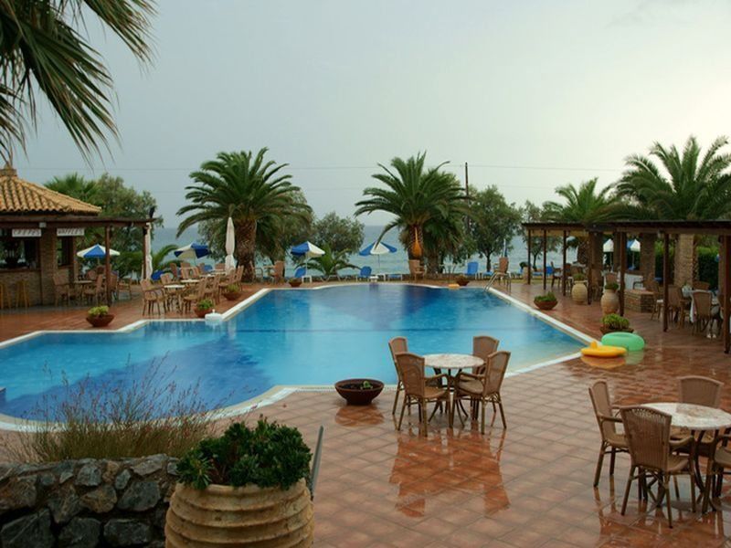 Hotel Oasis Kyparissia Exterior foto